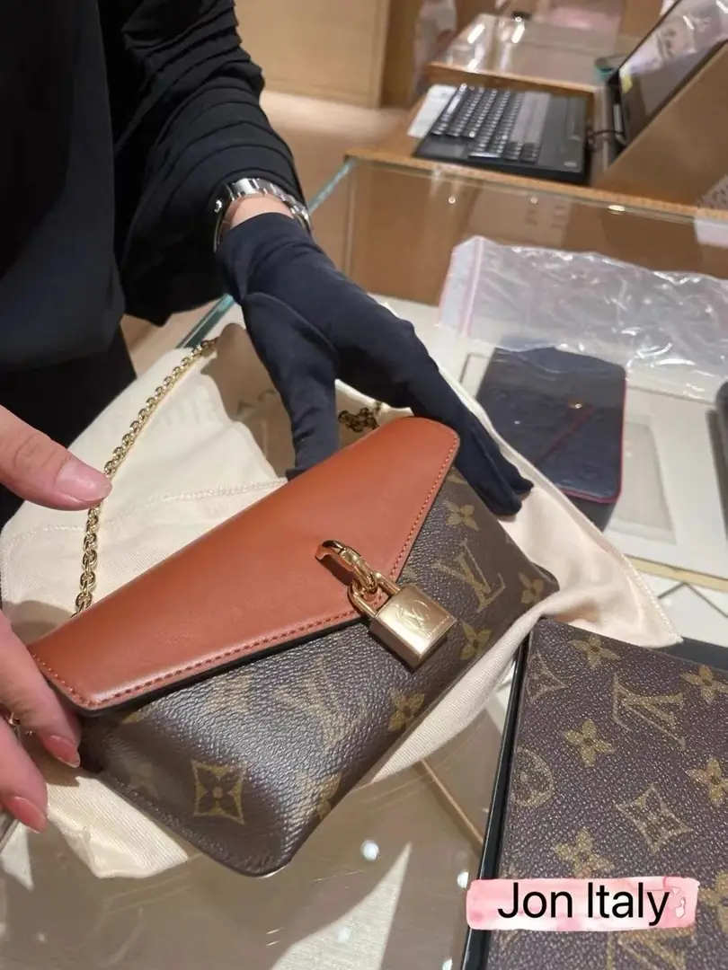 M595 23033/2111  22.86$ LV gallery