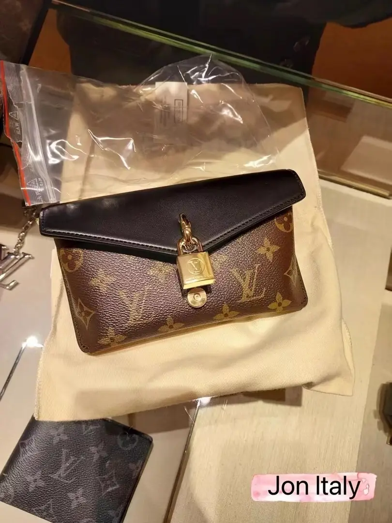 M595 23033/2111  22.86$ LV gallery