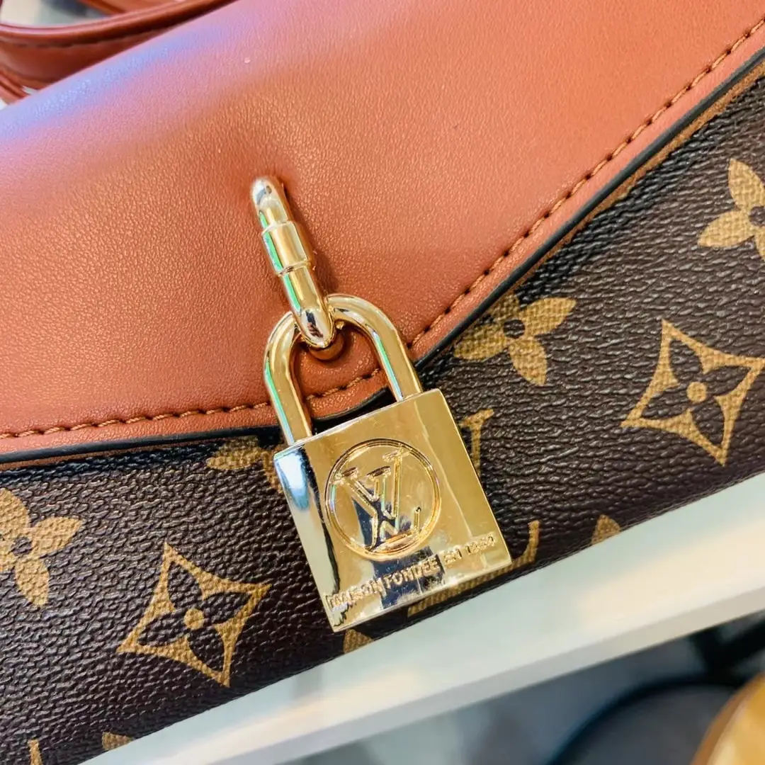 M595 23033/2111  22.86$ LV gallery