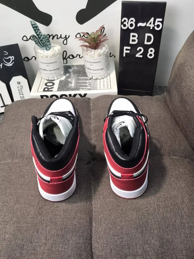 M799  Nike Air Jordan 1 38.88$ gallery