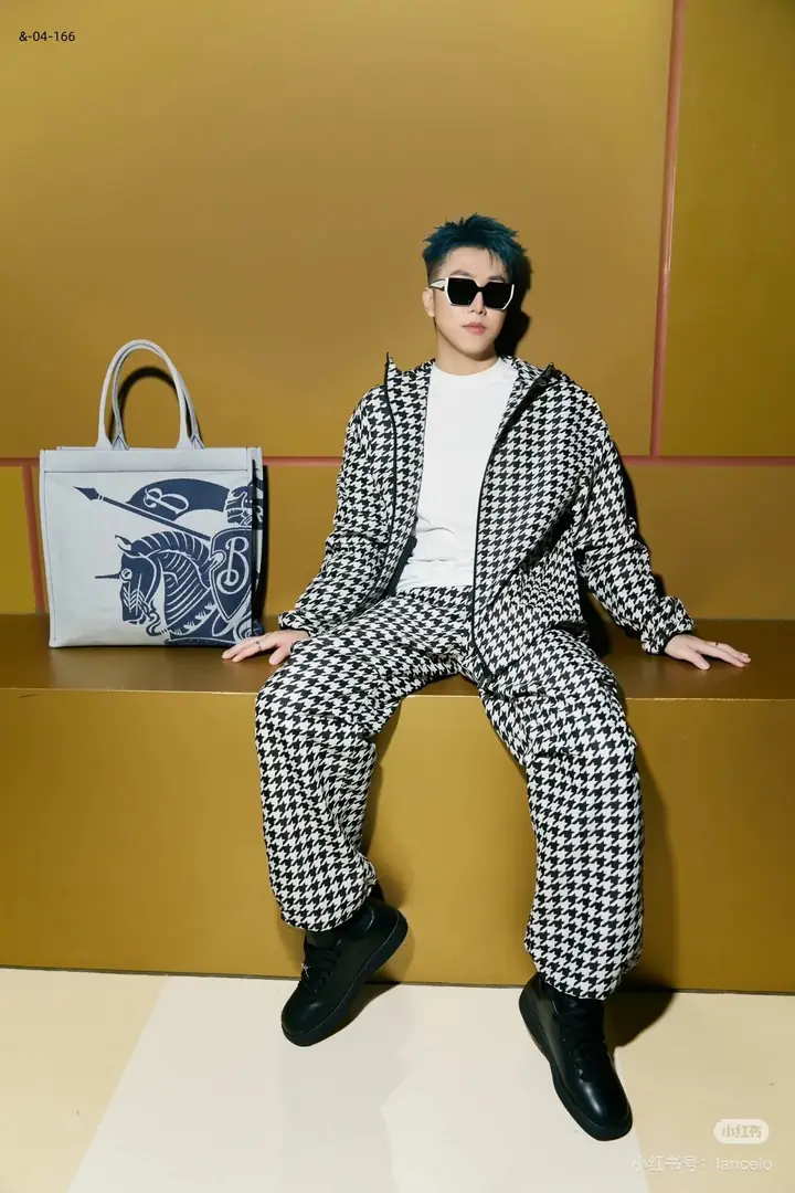 kng6077  Burberry  49.99$  1417 gallery