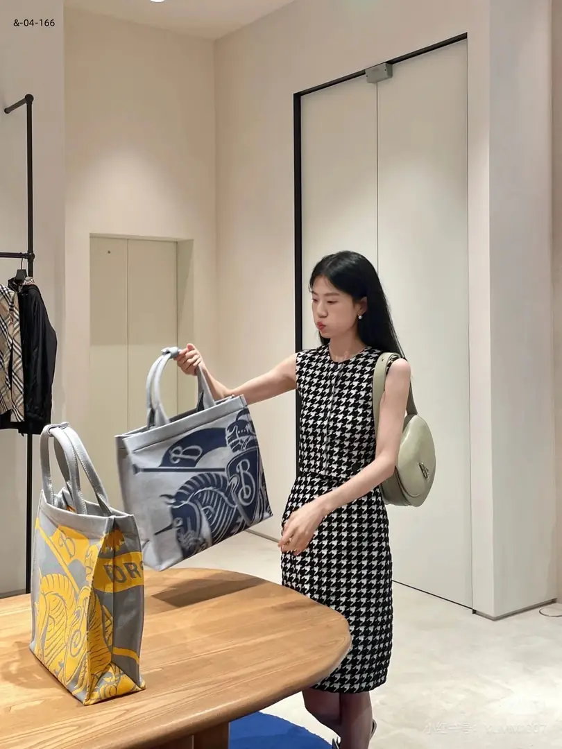 kng6077  Burberry  49.99$  1417 gallery