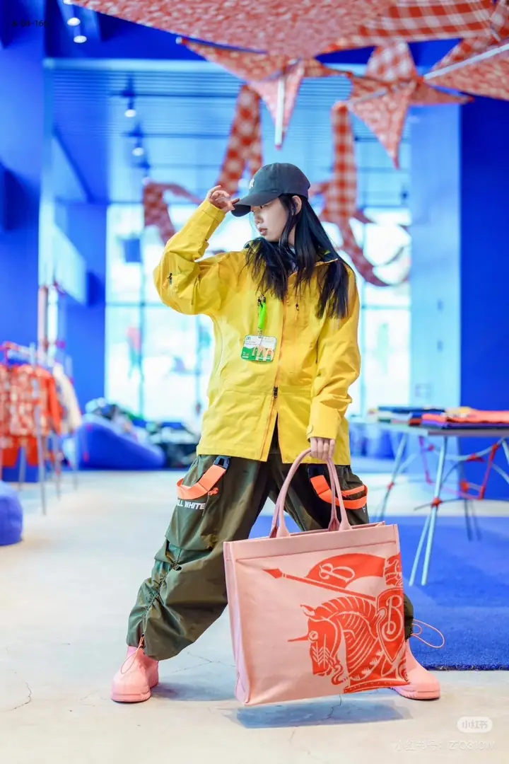 kng6077  Burberry  49.99$  1417 gallery