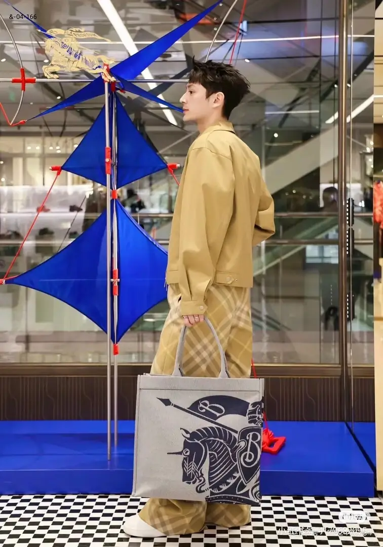 kng6077  Burberry  49.99$  1417 gallery