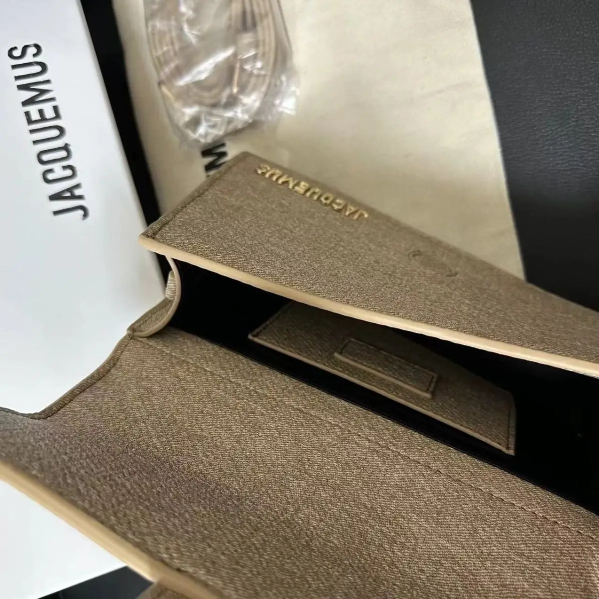 Jam4947 JACQUEMUS 68.9$ 500  1688BB gallery