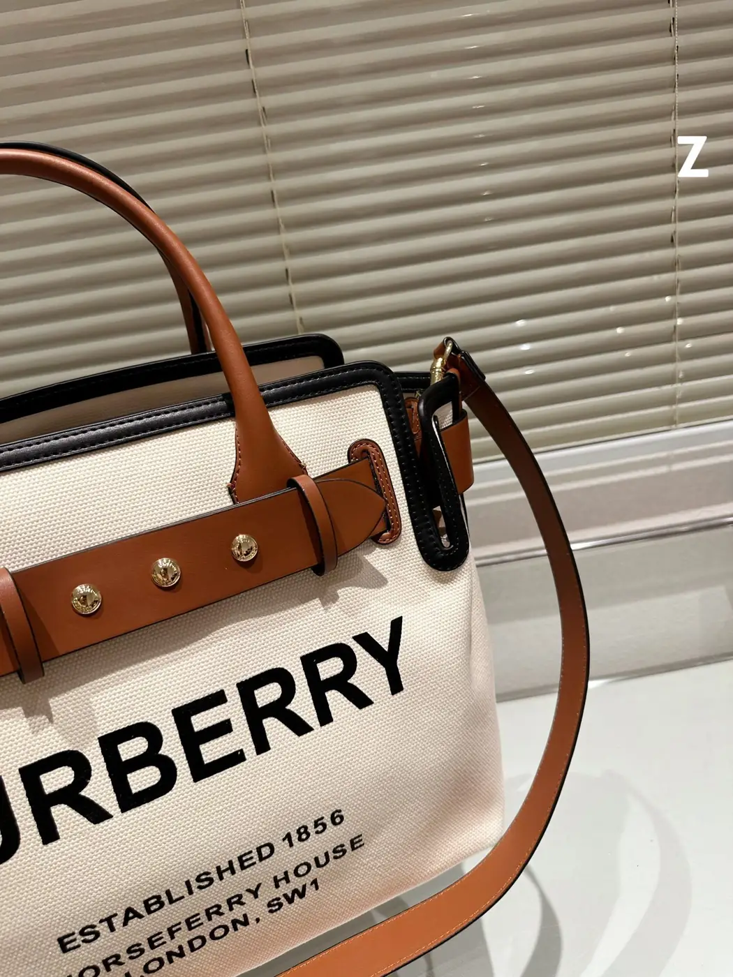 Jam4977  BURBERRY  435 59$ gallery
