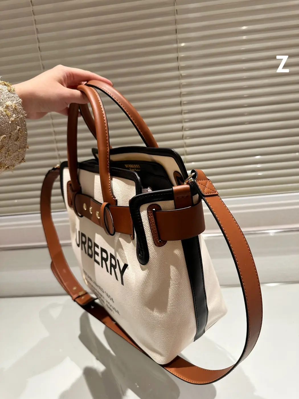 Jam4977  BURBERRY  435 59$ gallery