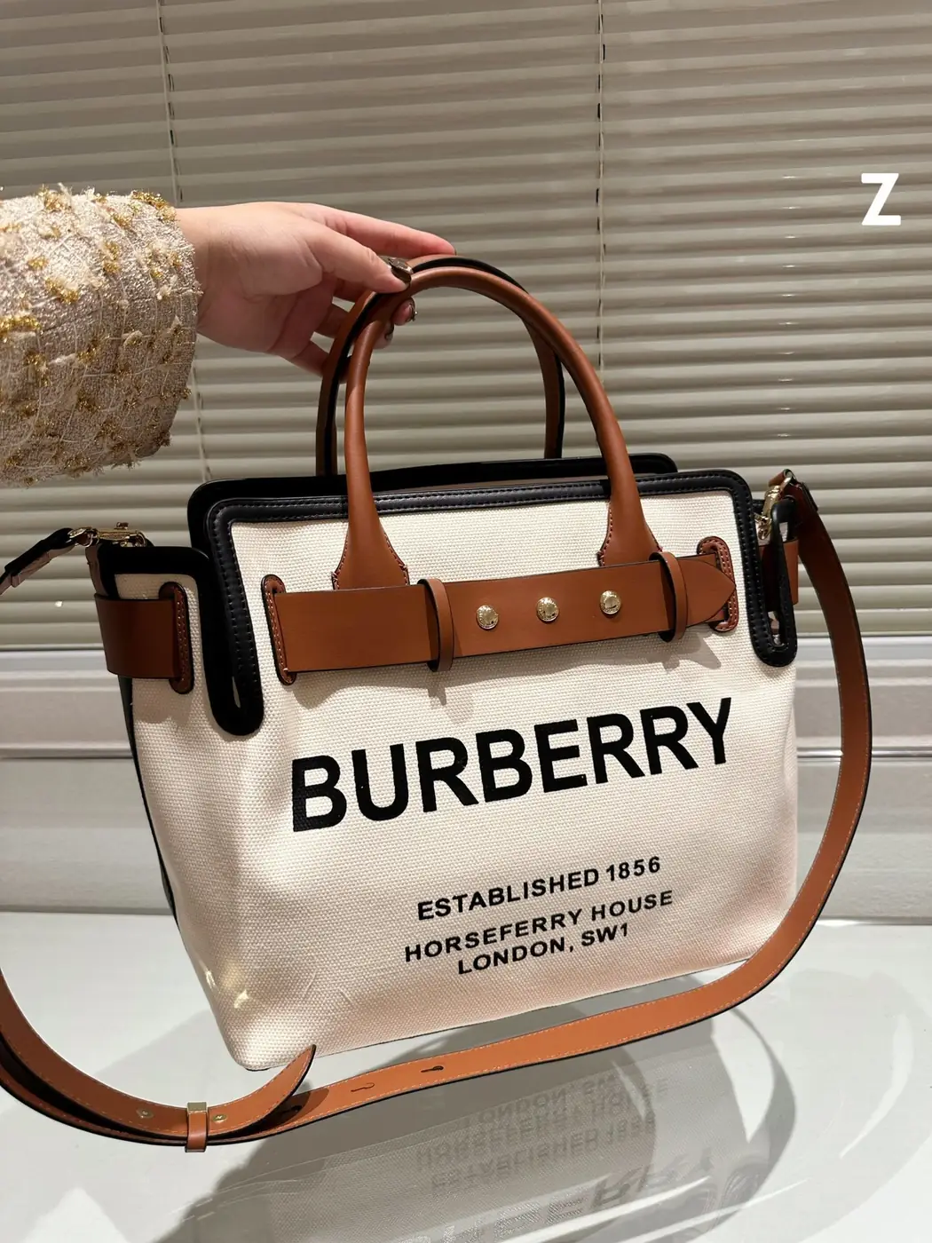 Jam4977  BURBERRY  435 59$ gallery
