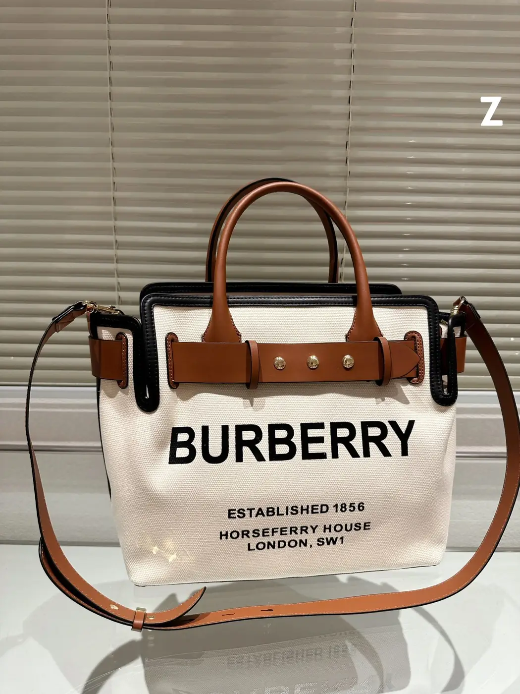 Jam4977  BURBERRY  435 59$ gallery