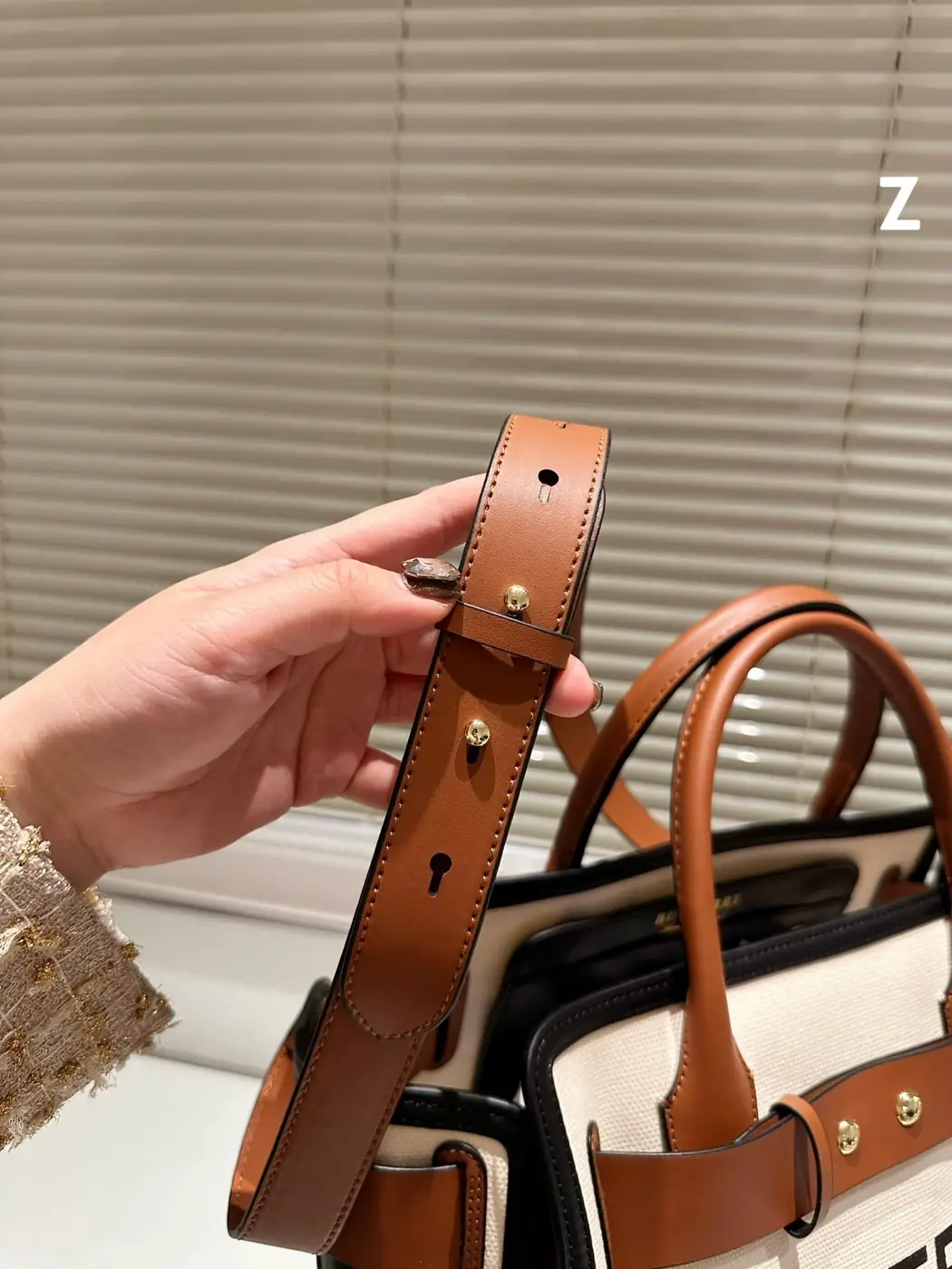 Jam4977  BURBERRY  435 59$ gallery