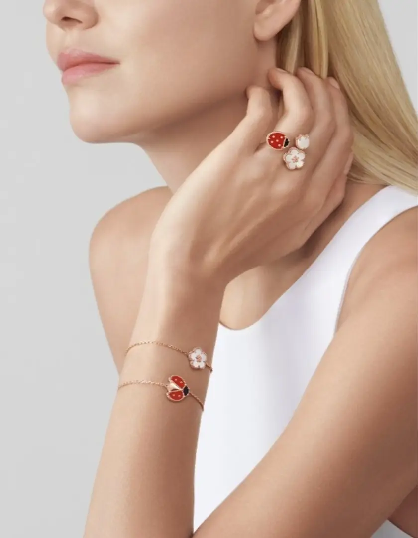 Jam7462 Van Cleef & Arpels 38.99$ gallery