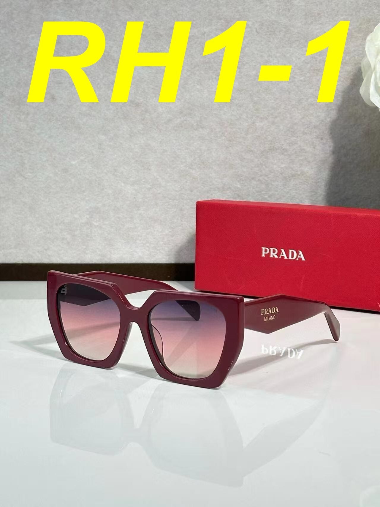 Jam8179  PRADA  58$ gallery