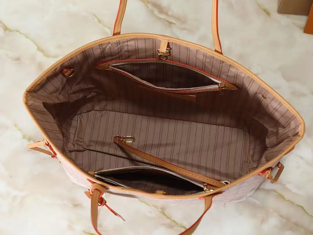 Jam8203  LV  85$ gallery