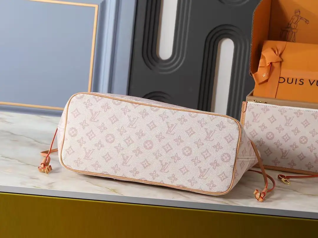 Jam8203  LV  85$ gallery