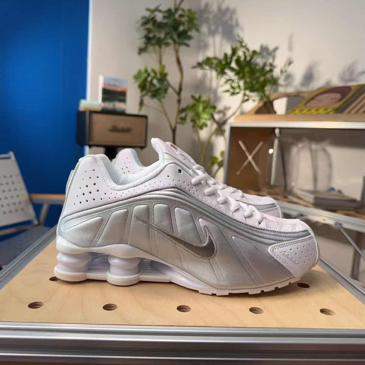 HO1287   NIKE   ShoxR4_$64.99 gallery