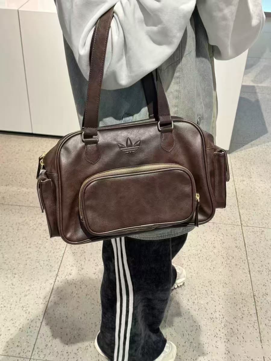 AN5591 adidas  36.99$  119.99 gallery