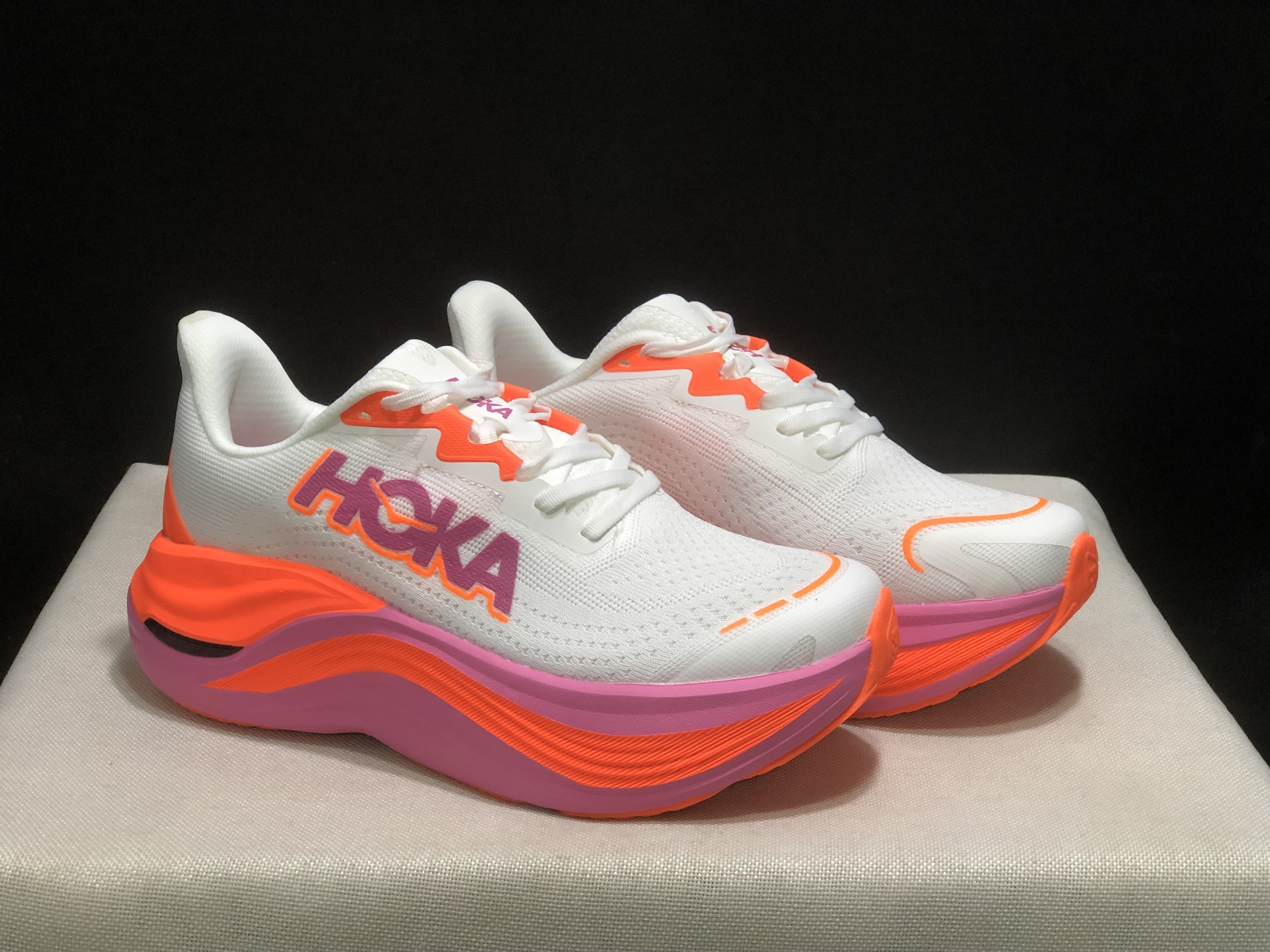 AN6049  HOKA  55.99$ gallery