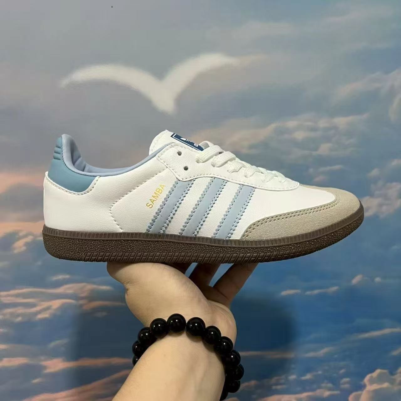 AN6067  adidas  49.99$ gallery