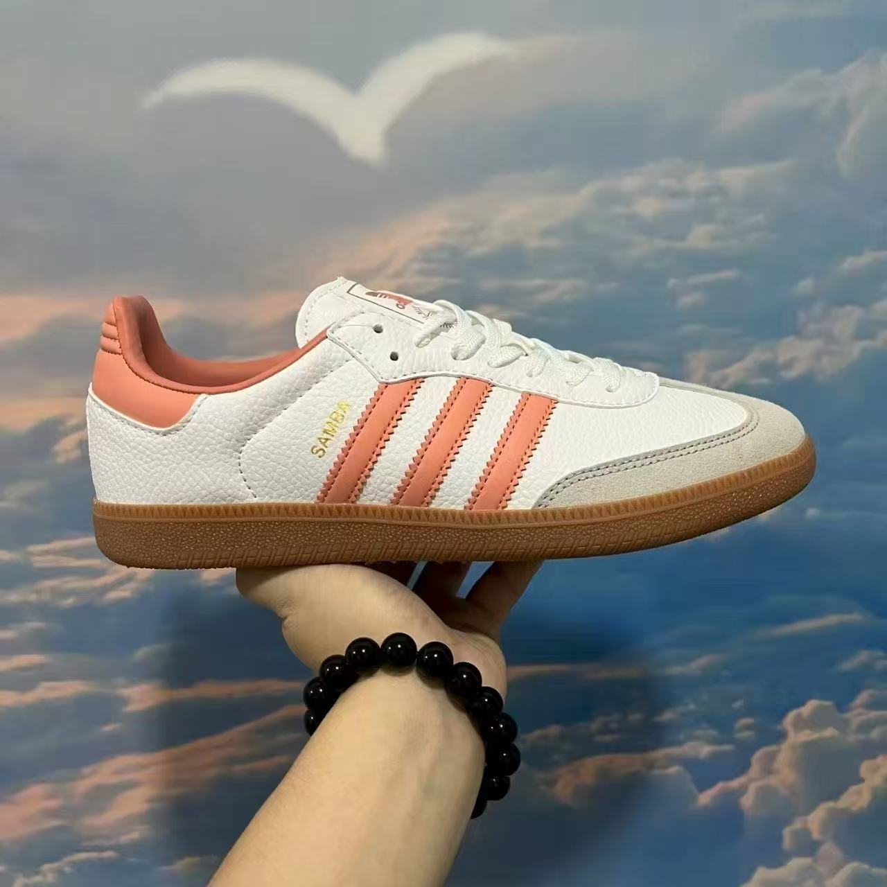 AN6067  adidas  49.99$ gallery