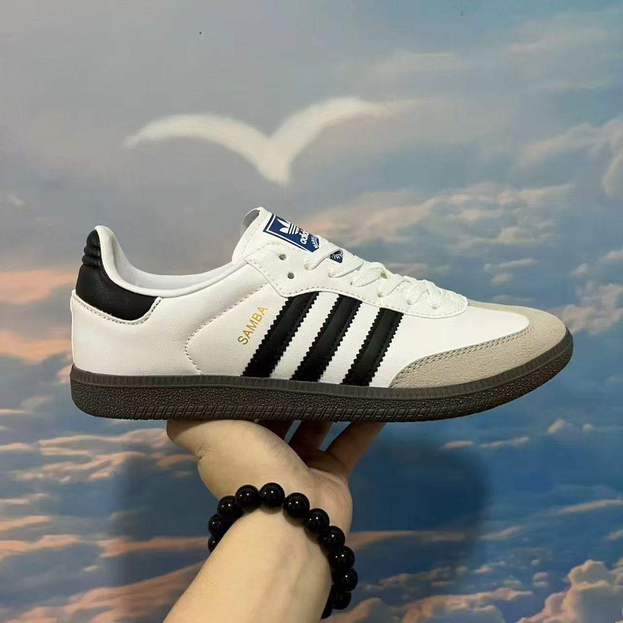 AN6067  adidas  49.99$ gallery