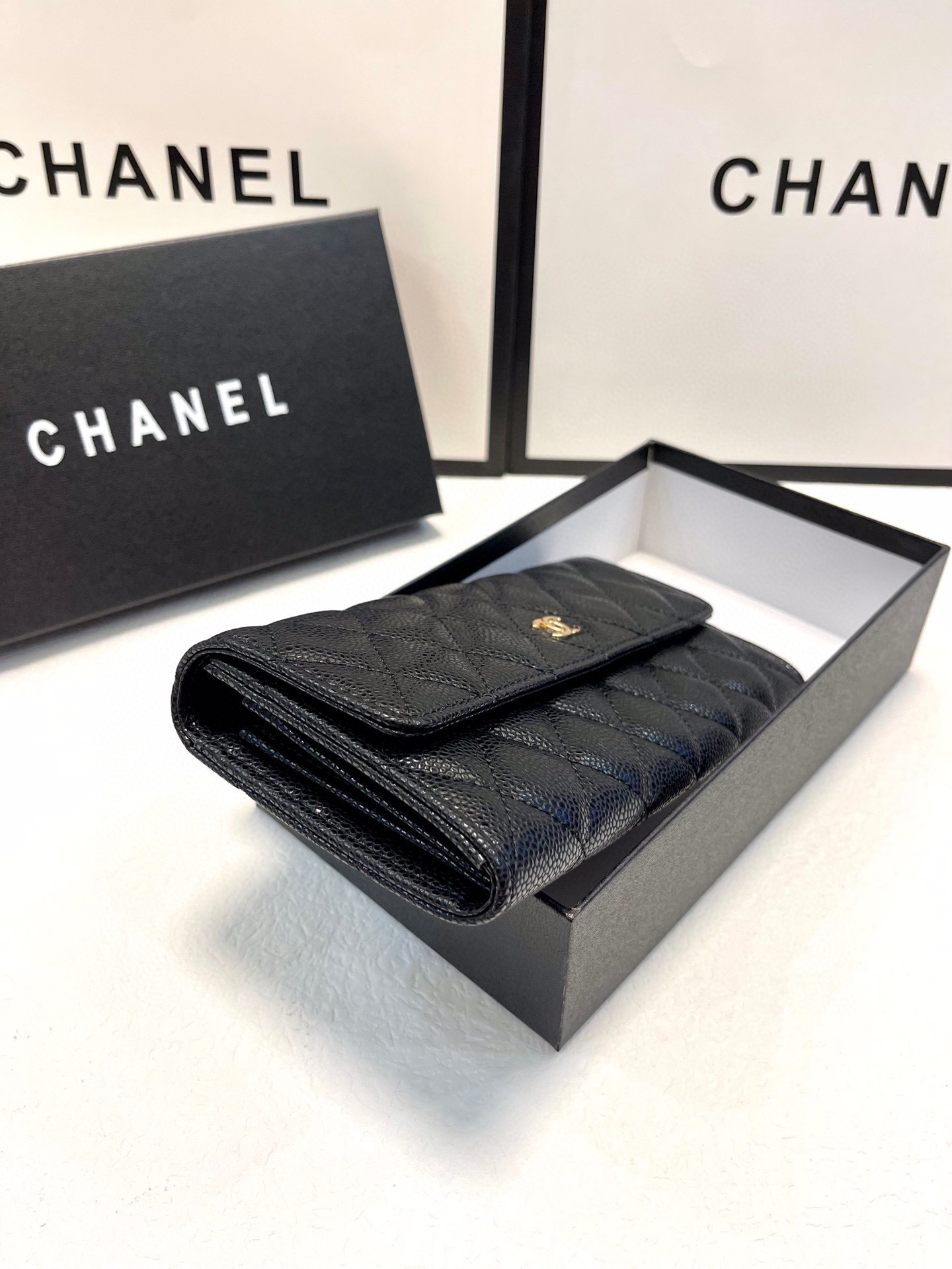 AN6075  CHANEL  49.99$ gallery