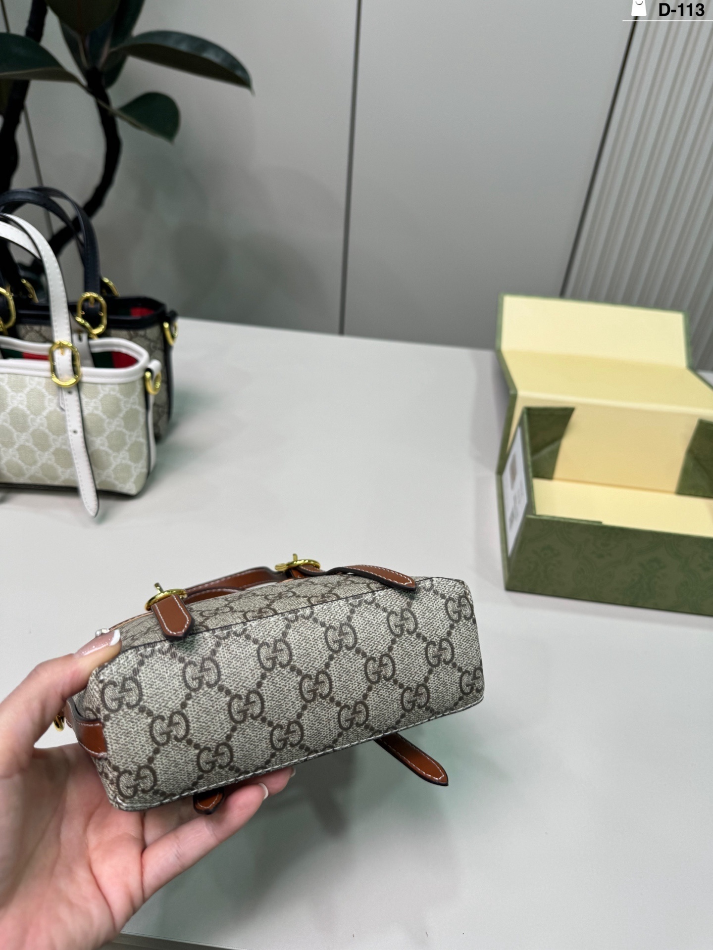 AN6084  GUCCI  68.99$ gallery