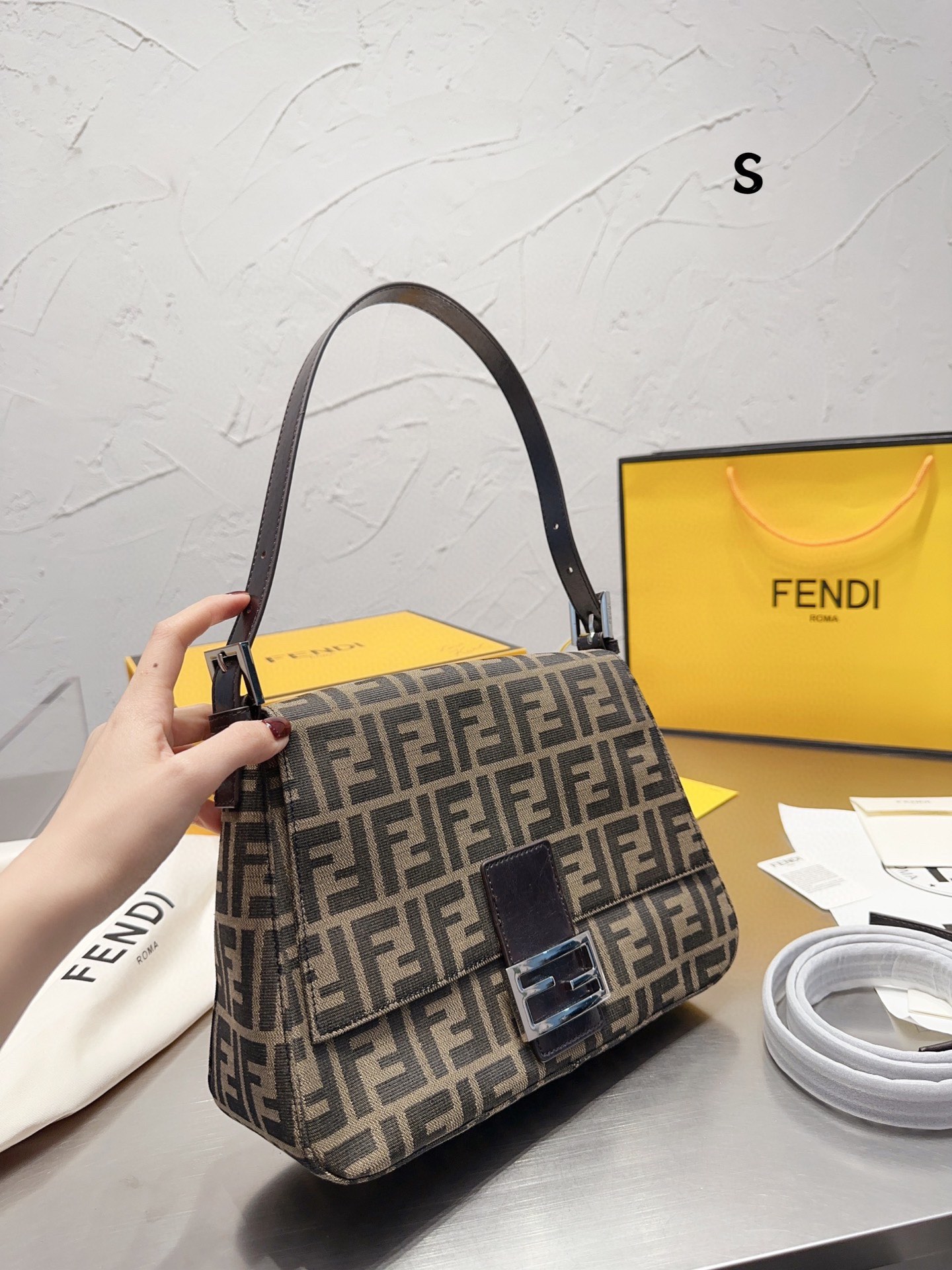 TL4786 FENDI   59.99$ gallery