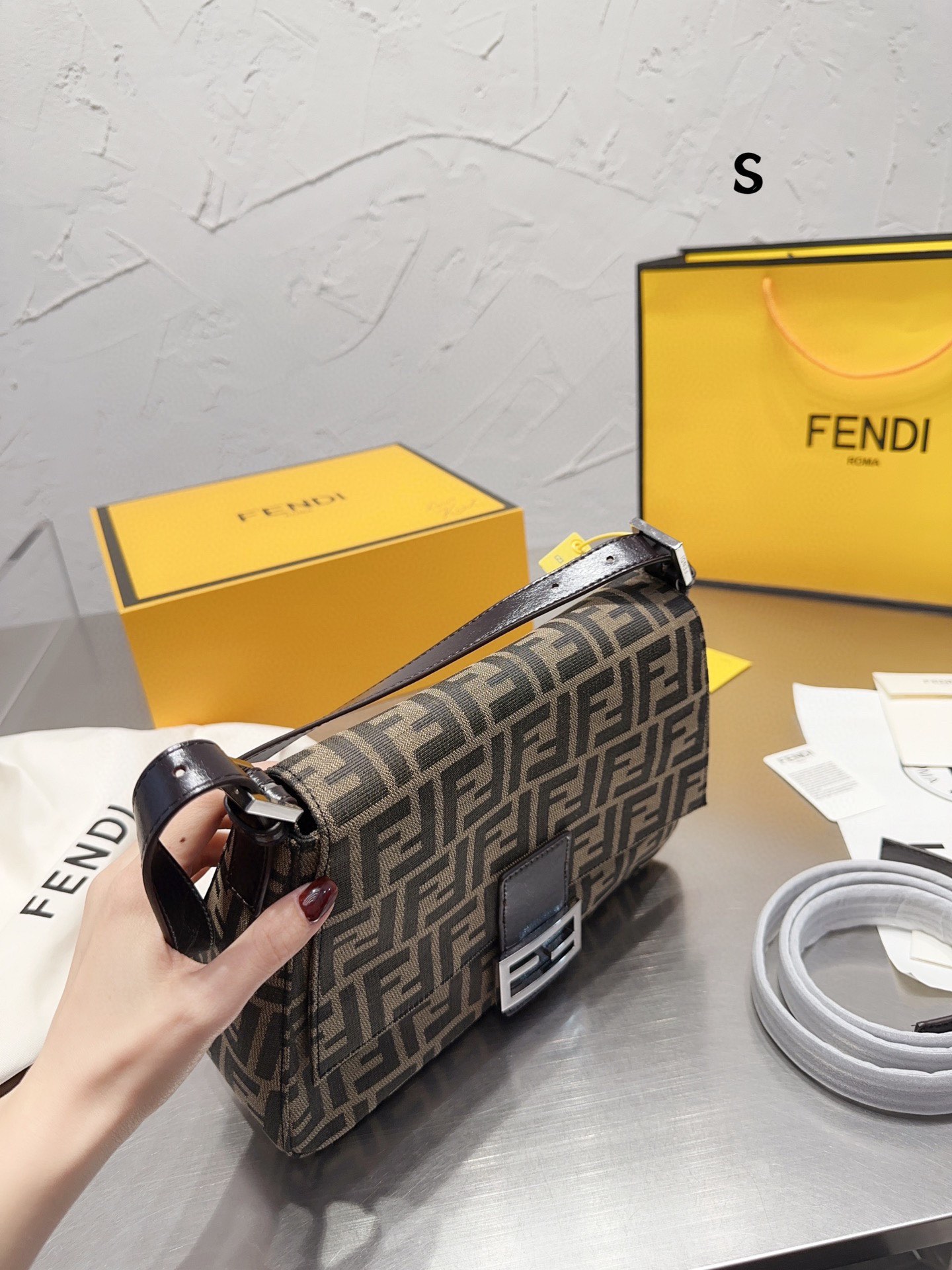 TL4786 FENDI   59.99$ gallery