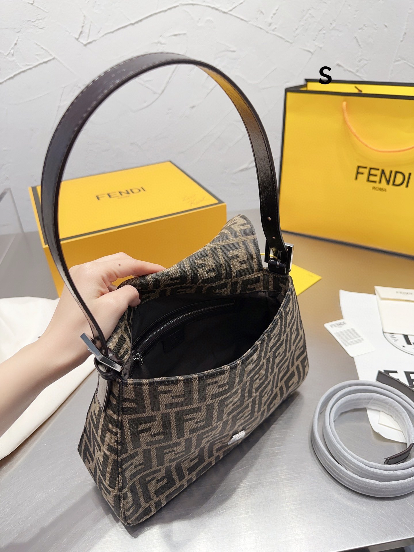 TL4786 FENDI   59.99$ gallery