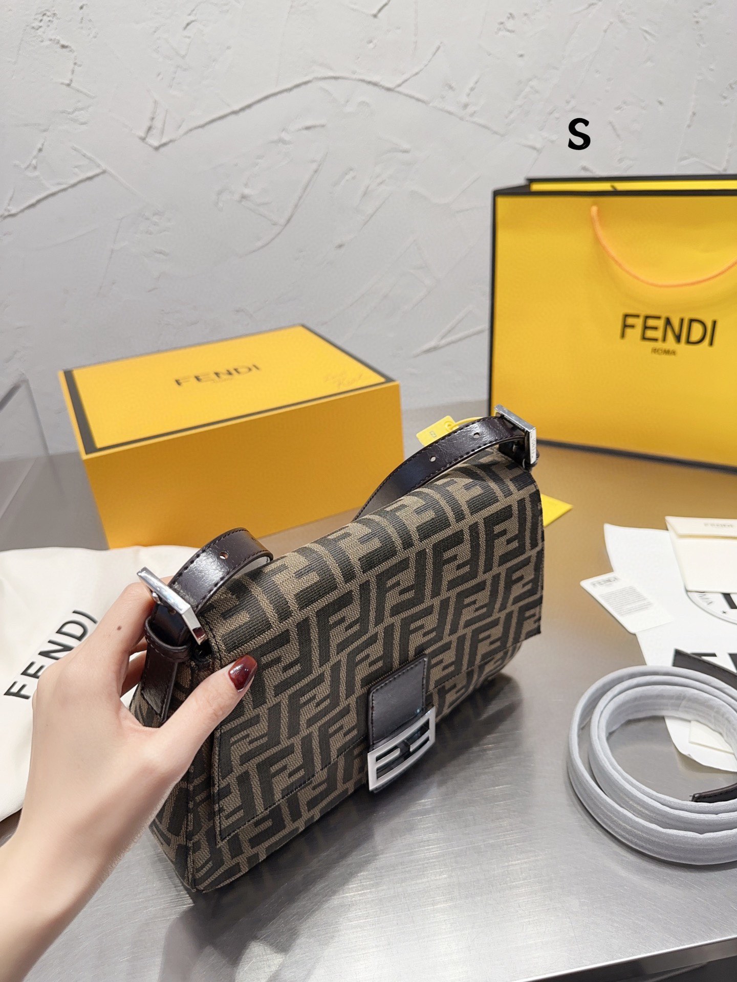 TL4786 FENDI   59.99$ gallery