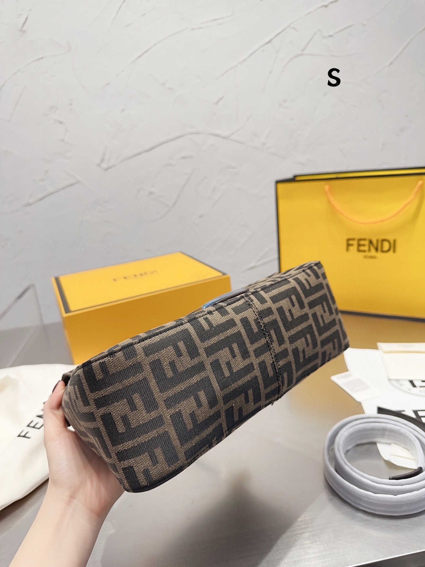 TL4786 FENDI   59.99$ gallery