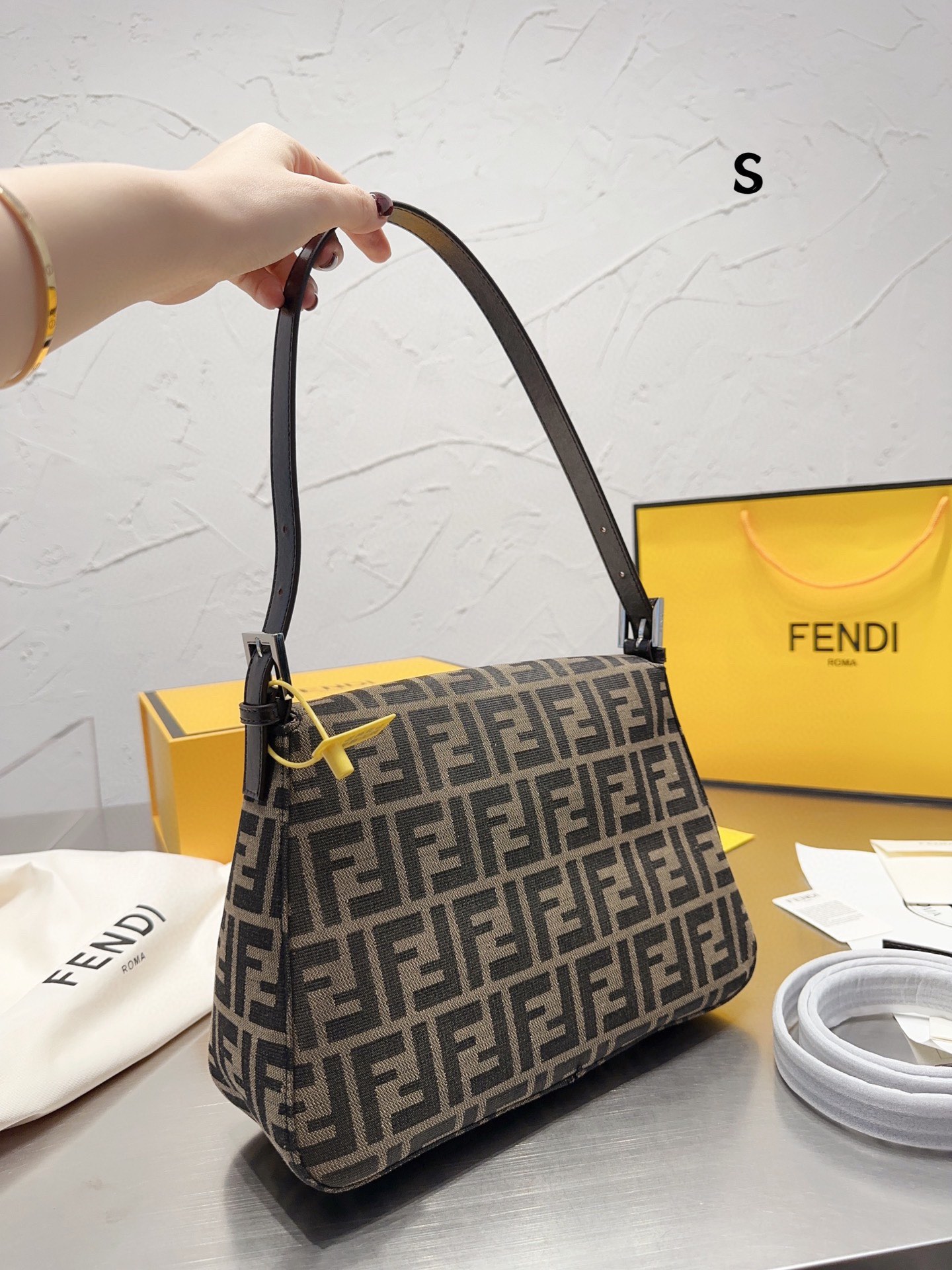TL4786 FENDI   59.99$ gallery