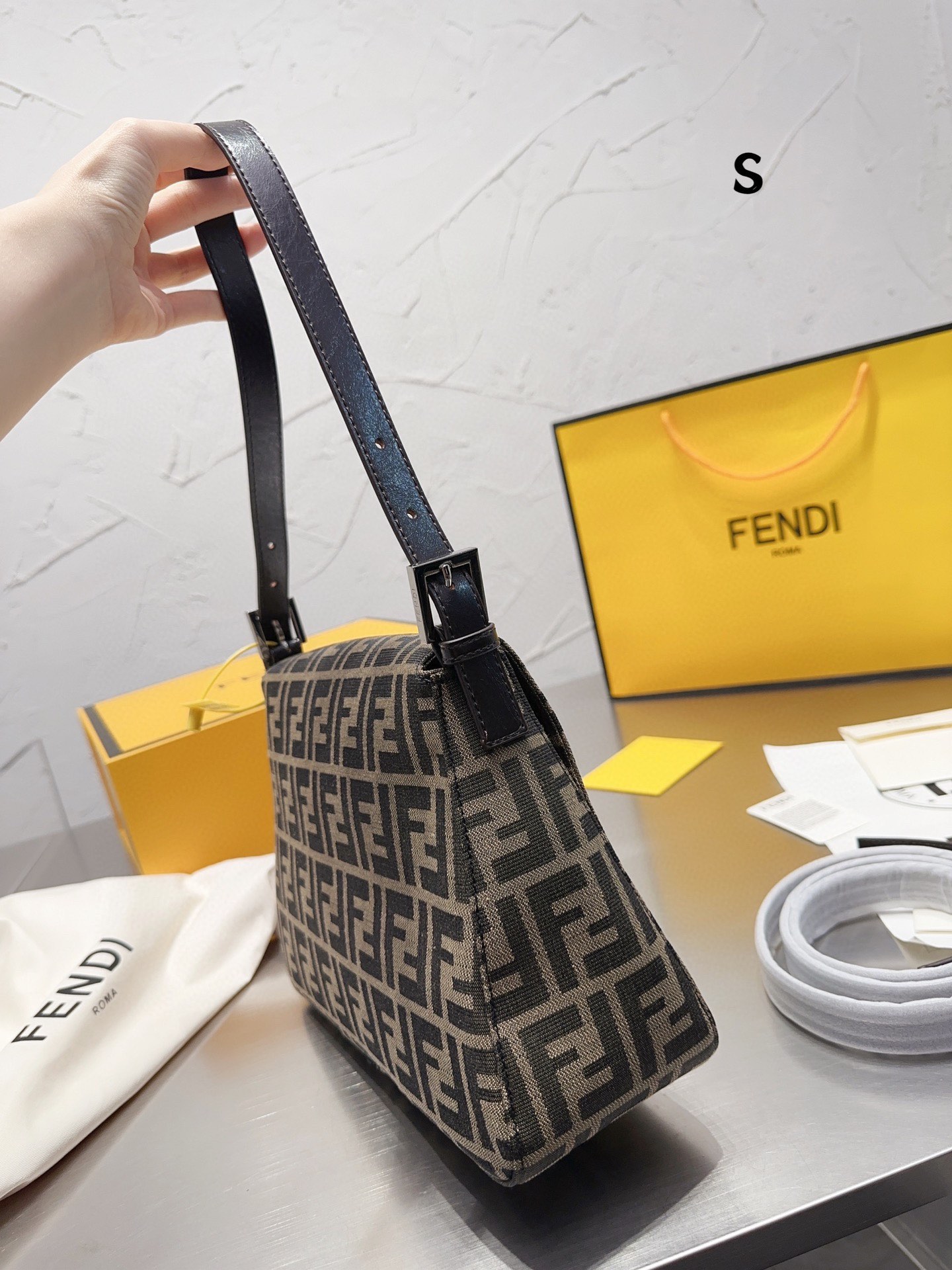 TL4786 FENDI   59.99$ gallery