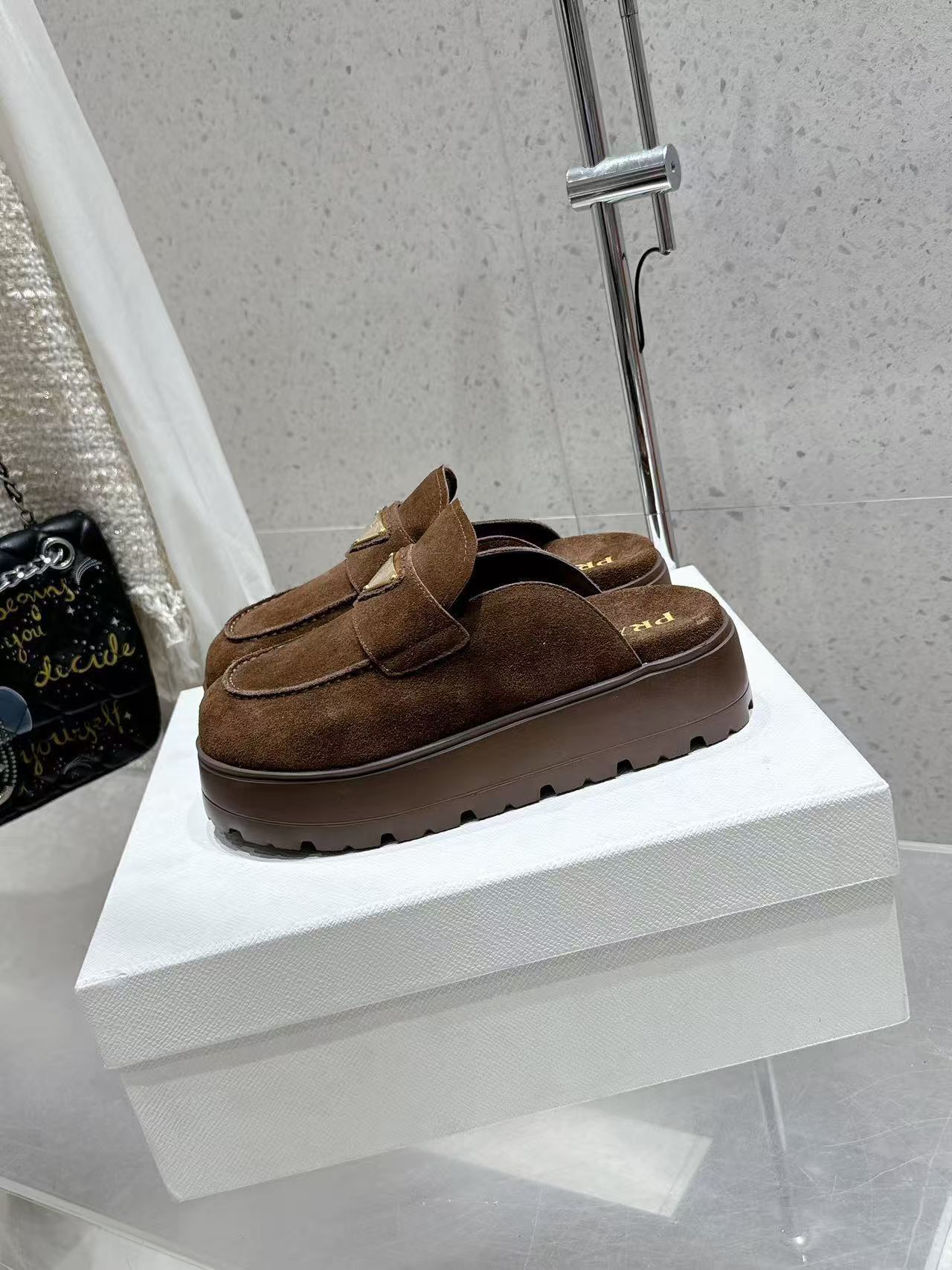 TL7718  PRADA   85$ gallery