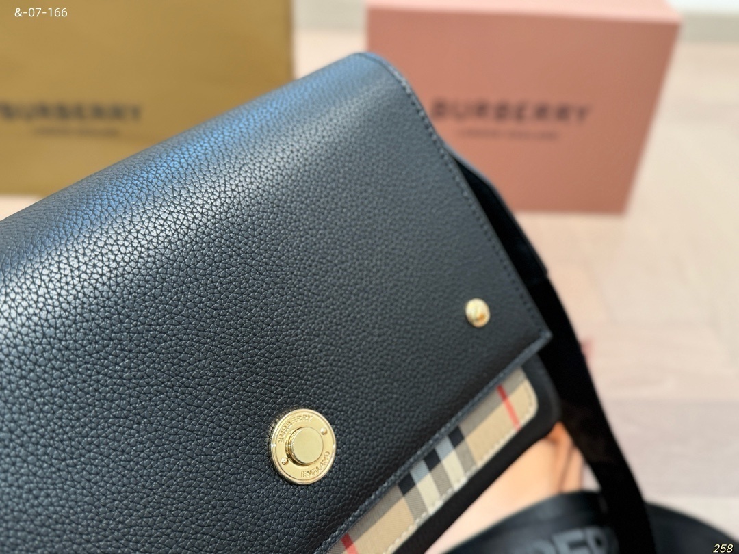 TL8082  BURBERRY   65.99$ gallery