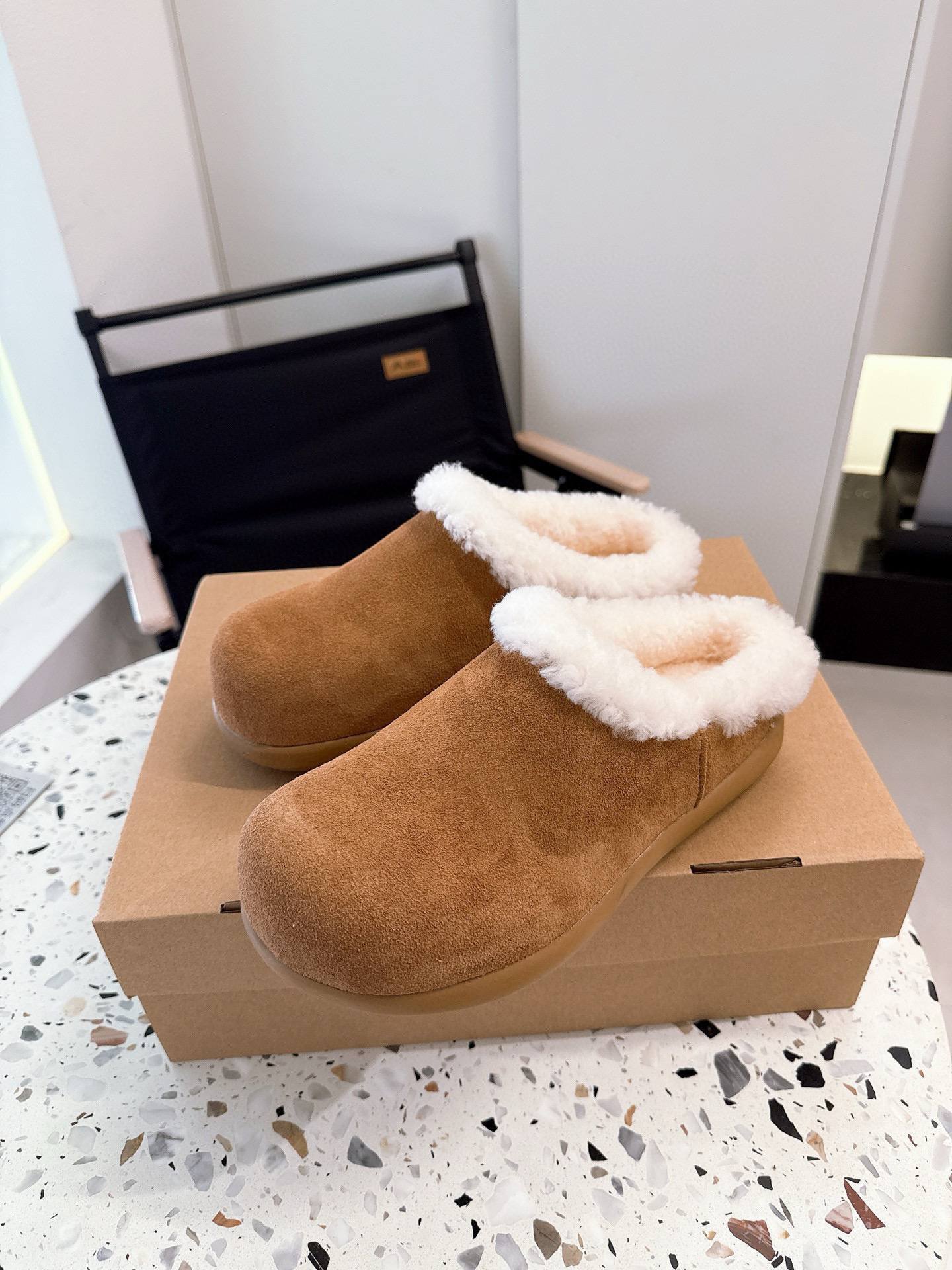 TL8137  UGG Super quality box shoes 59.9$ gallery