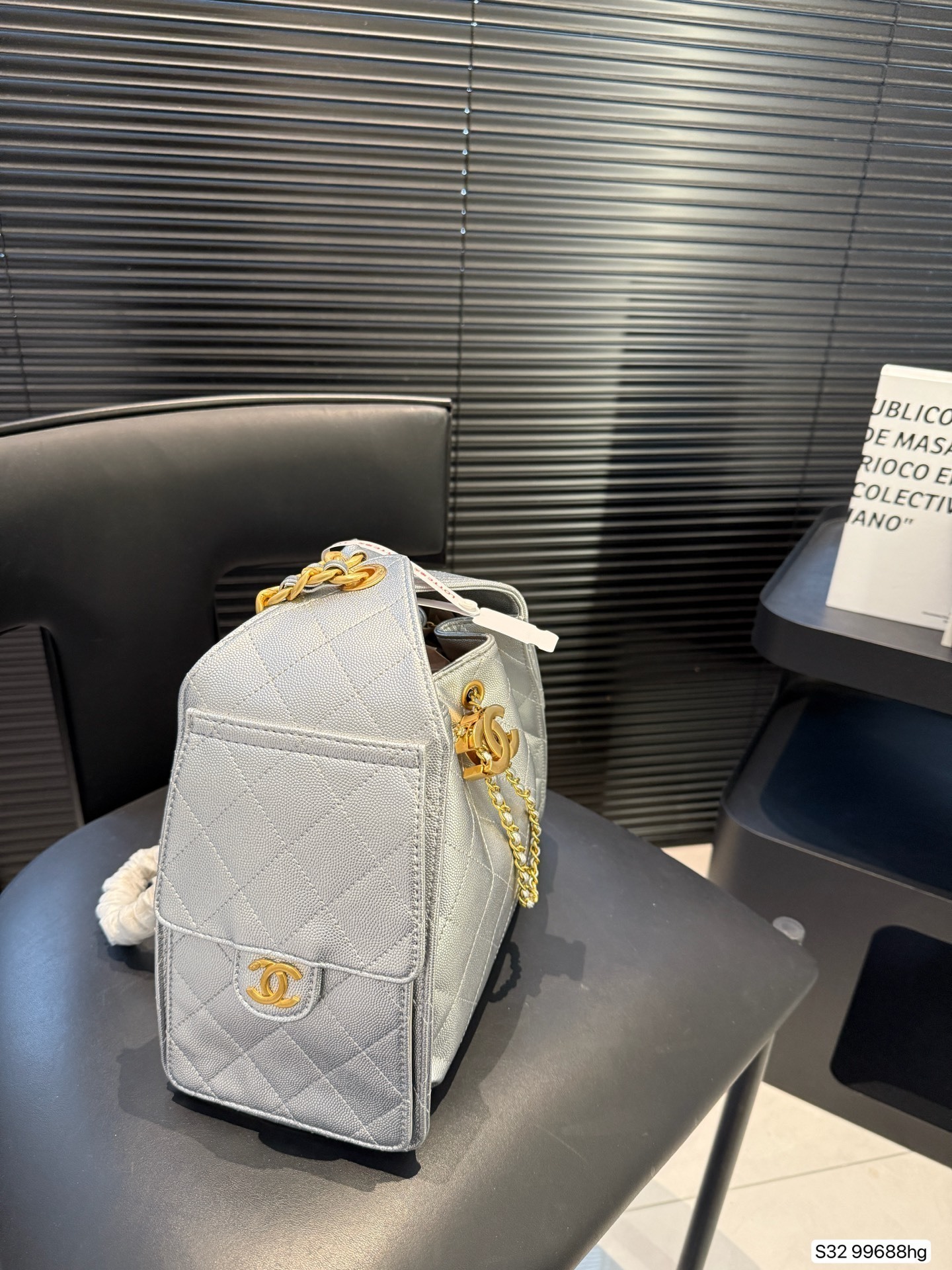 TL8142  CHANEL  89.99$ gallery