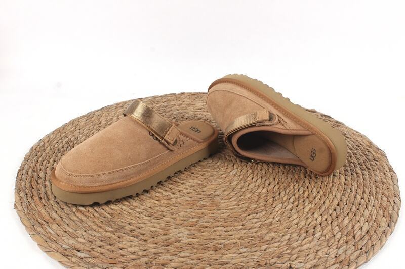 XTZ8759    UGG   49.99$   BOX gallery