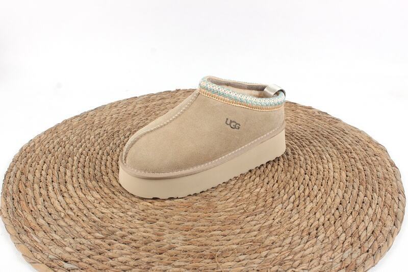XTZ8772    UGG   50.99$   BOX gallery