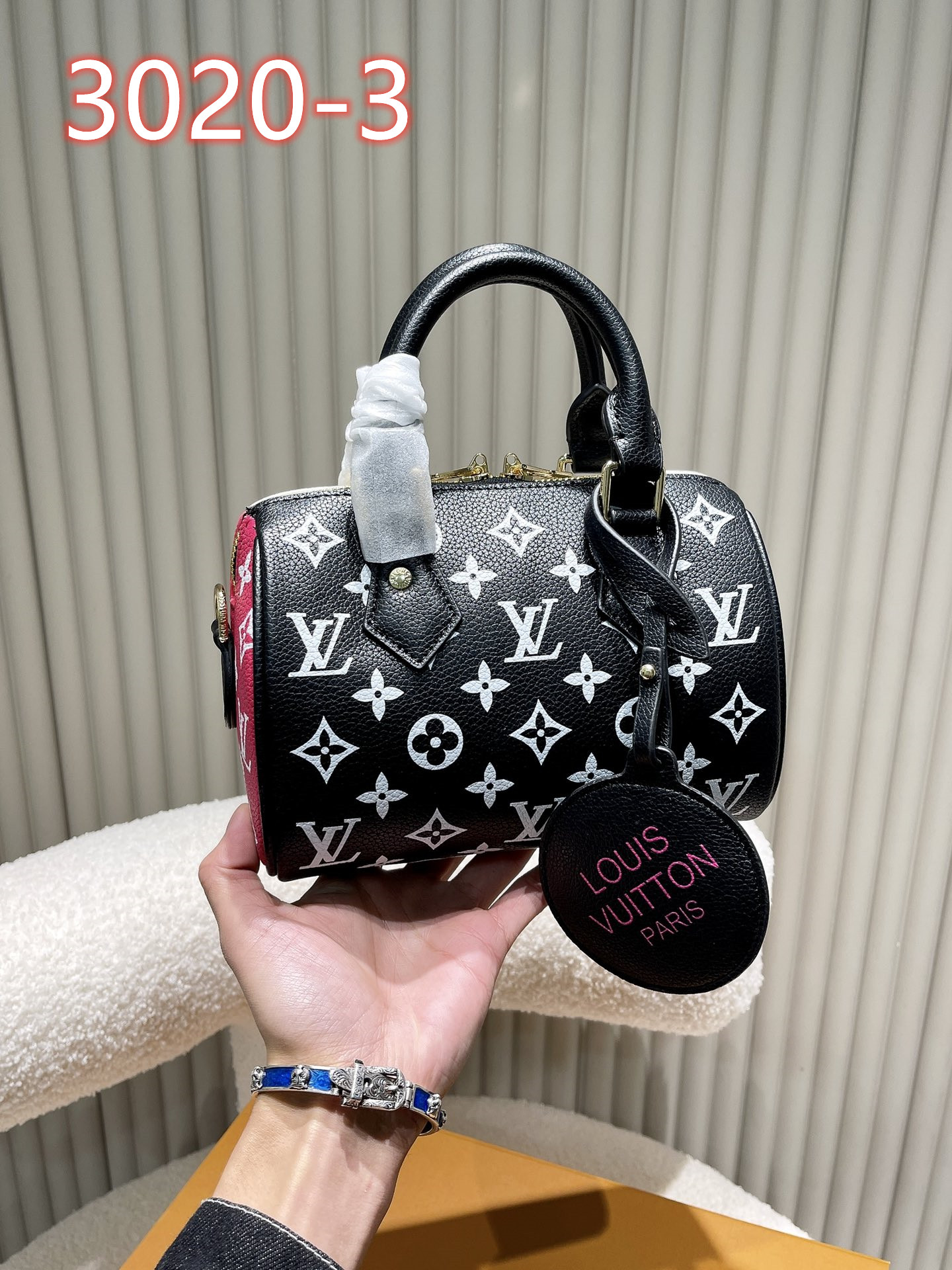 60  L  V  BAG gallery