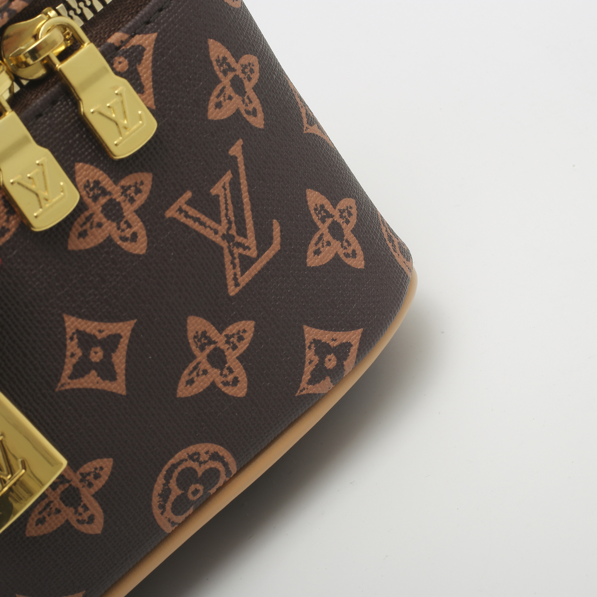 EL24136  SIZE:20*7*13CM gallery