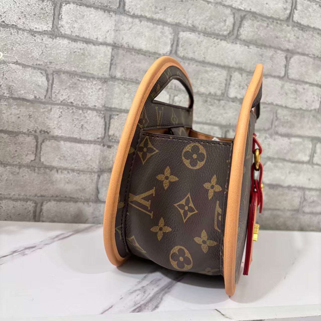 EL82340  SIZE :22*19*9CM gallery