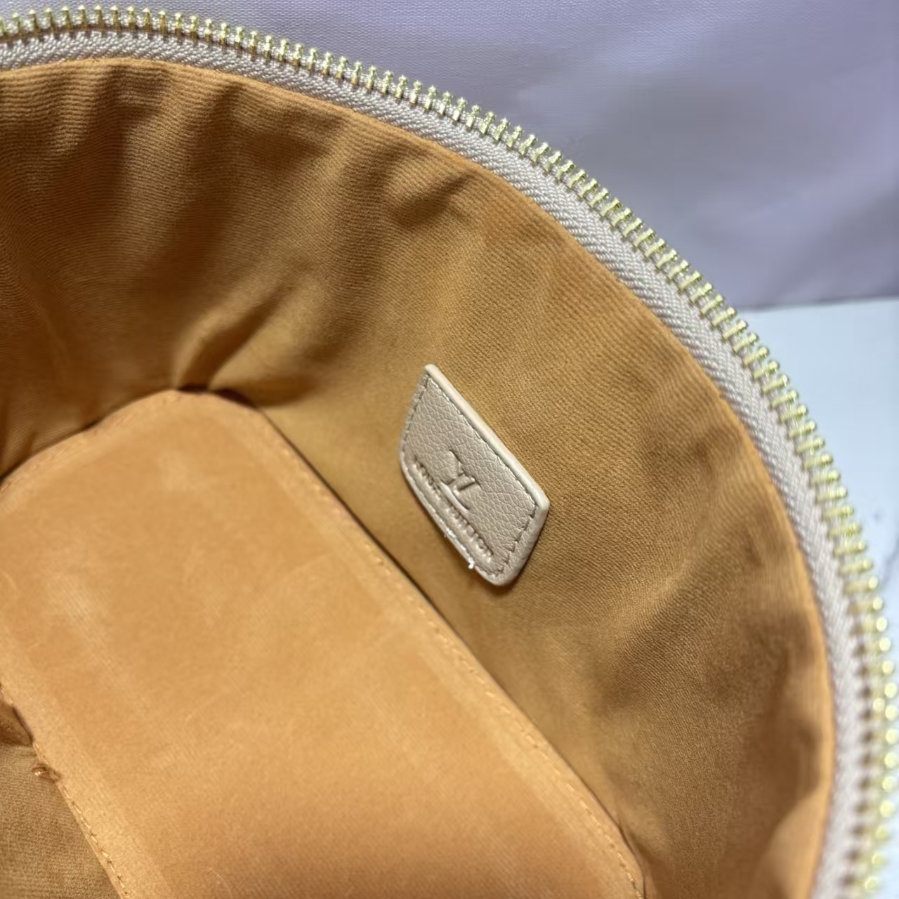 EL82636 SIZE:18*15*9CM gallery