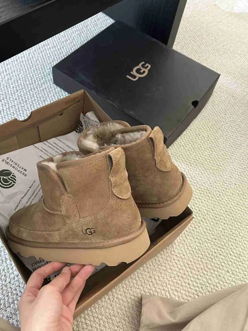 Al5553280 Ugg男款 侧开口经典男鞋，  码数40-44 gallery