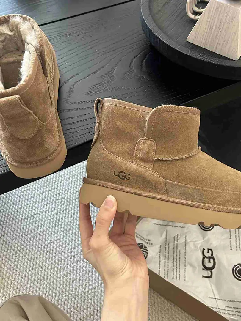 Al5553280 Ugg男款 侧开口经典男鞋，  码数40-44 gallery