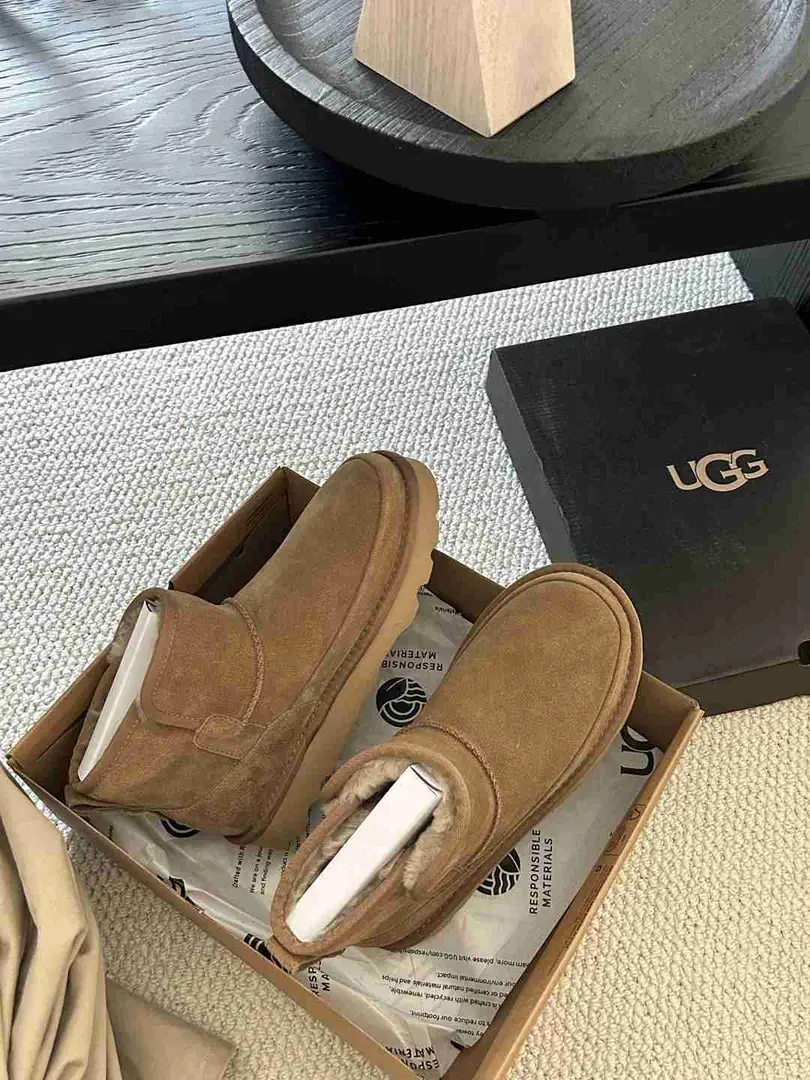 Al5553280 Ugg男款 侧开口经典男鞋，  码数40-44 gallery