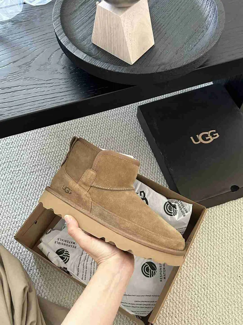 Al5553280 Ugg男款 侧开口经典男鞋，  码数40-44 gallery