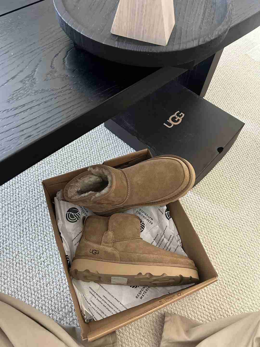 Al5553280 Ugg男款 侧开口经典男鞋，  码数40-44 gallery