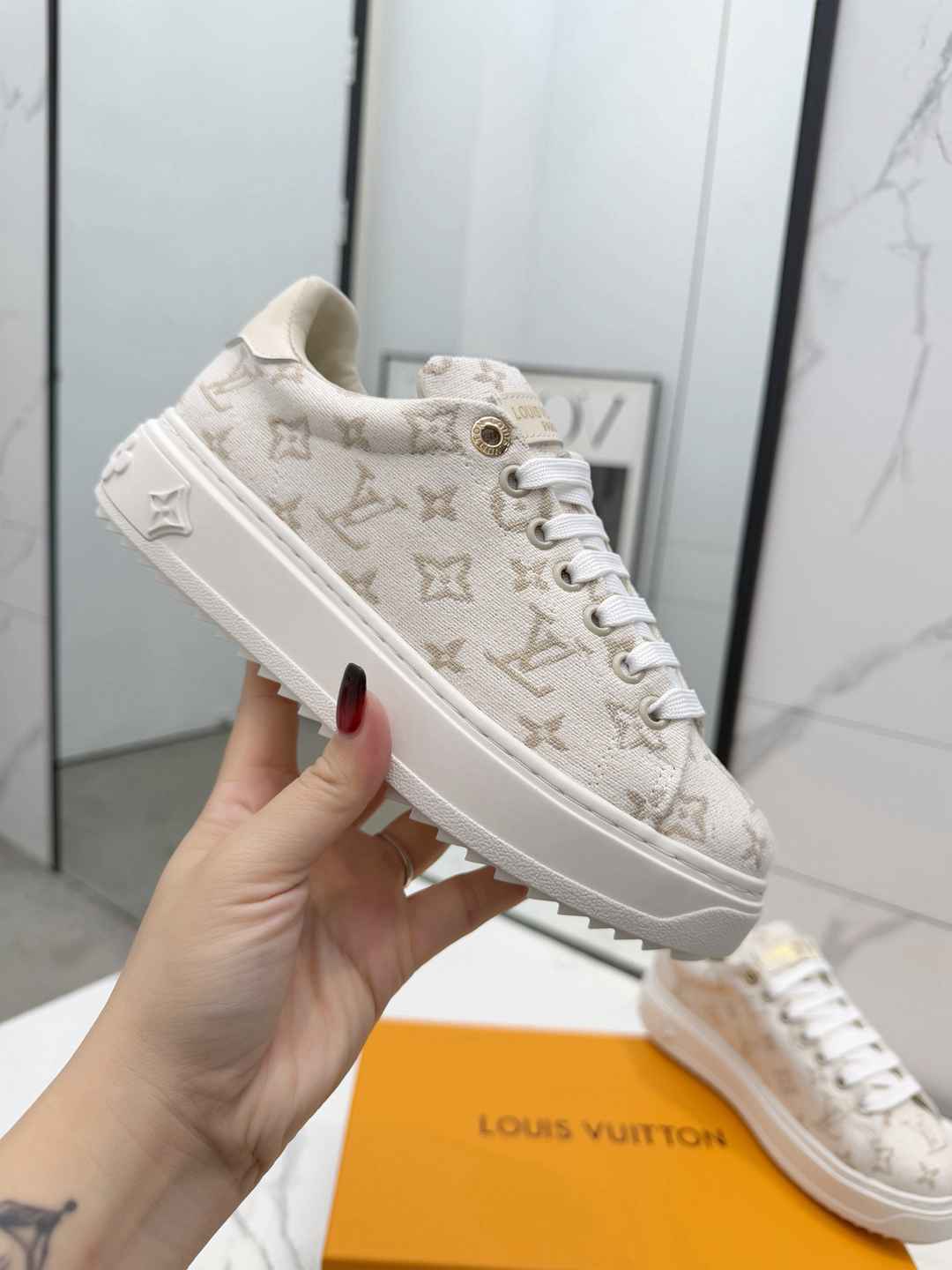 Al5633210   LV Time Out运动鞋 gallery