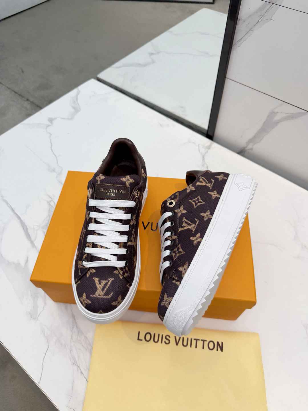 Al5633210   LV Time Out运动鞋 gallery